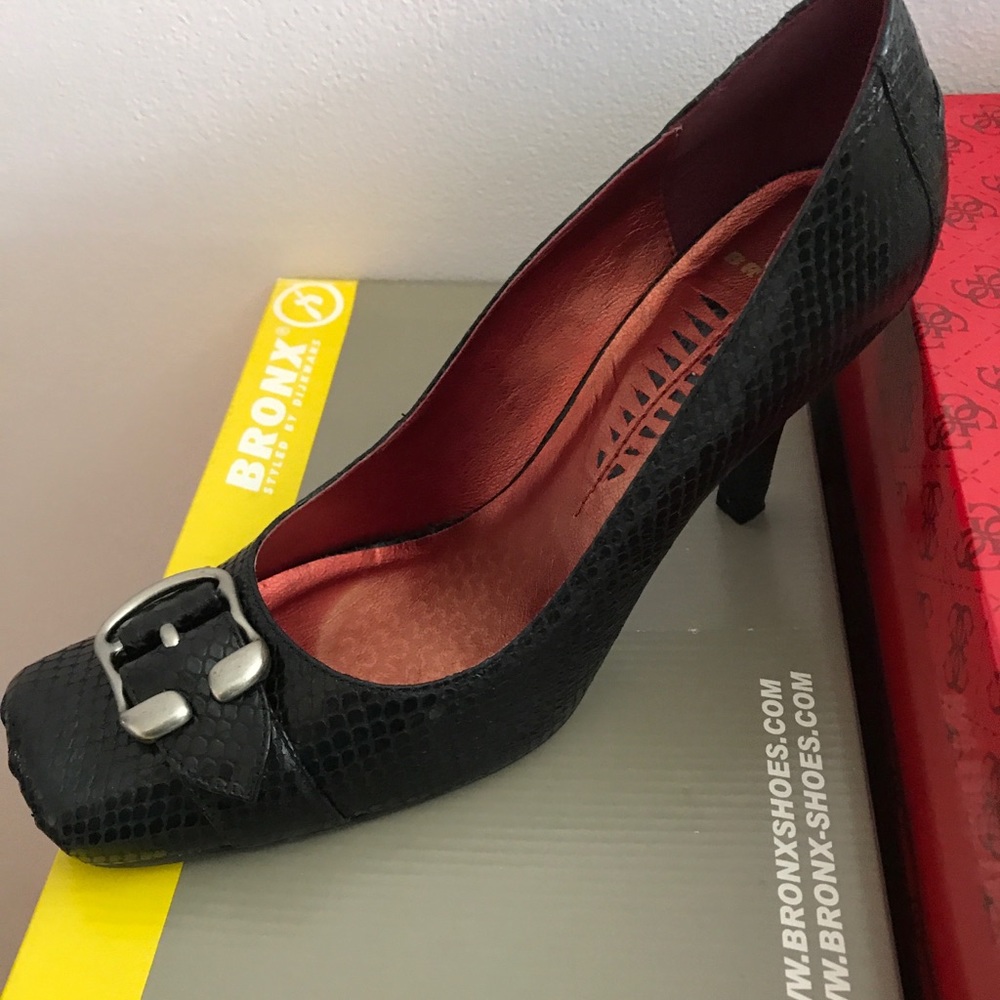Bronx size 11 buckle heels